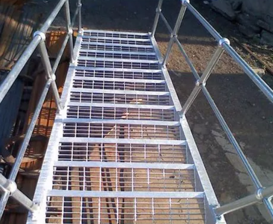 格柵踏步TA-255/30/100SG 730*215 Q235B鍍鋅 盤(pán)梯踏步板